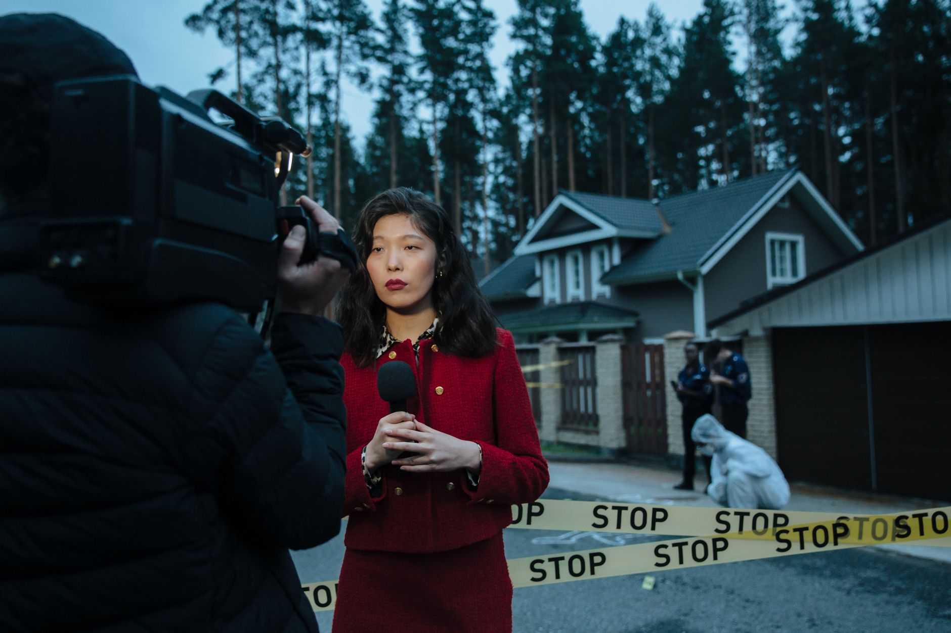 Female journalist reporting live from a crime scene with police and cameraman. — Beep Casino im Test: Was macht es besonders?