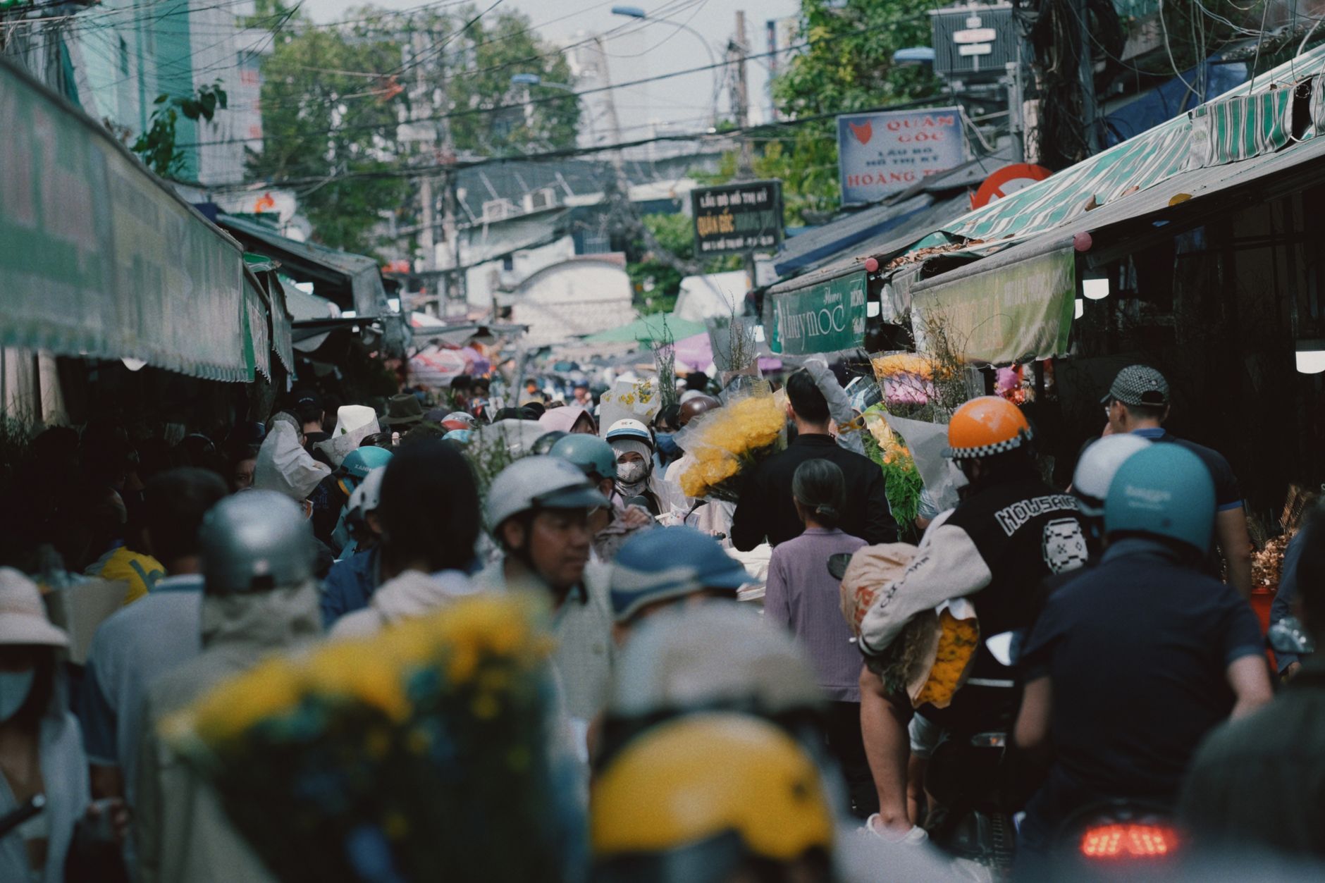 Crowded street market with people and vendors in an Asian urban setting, capturing daily life. — Coronavirus disease 2019