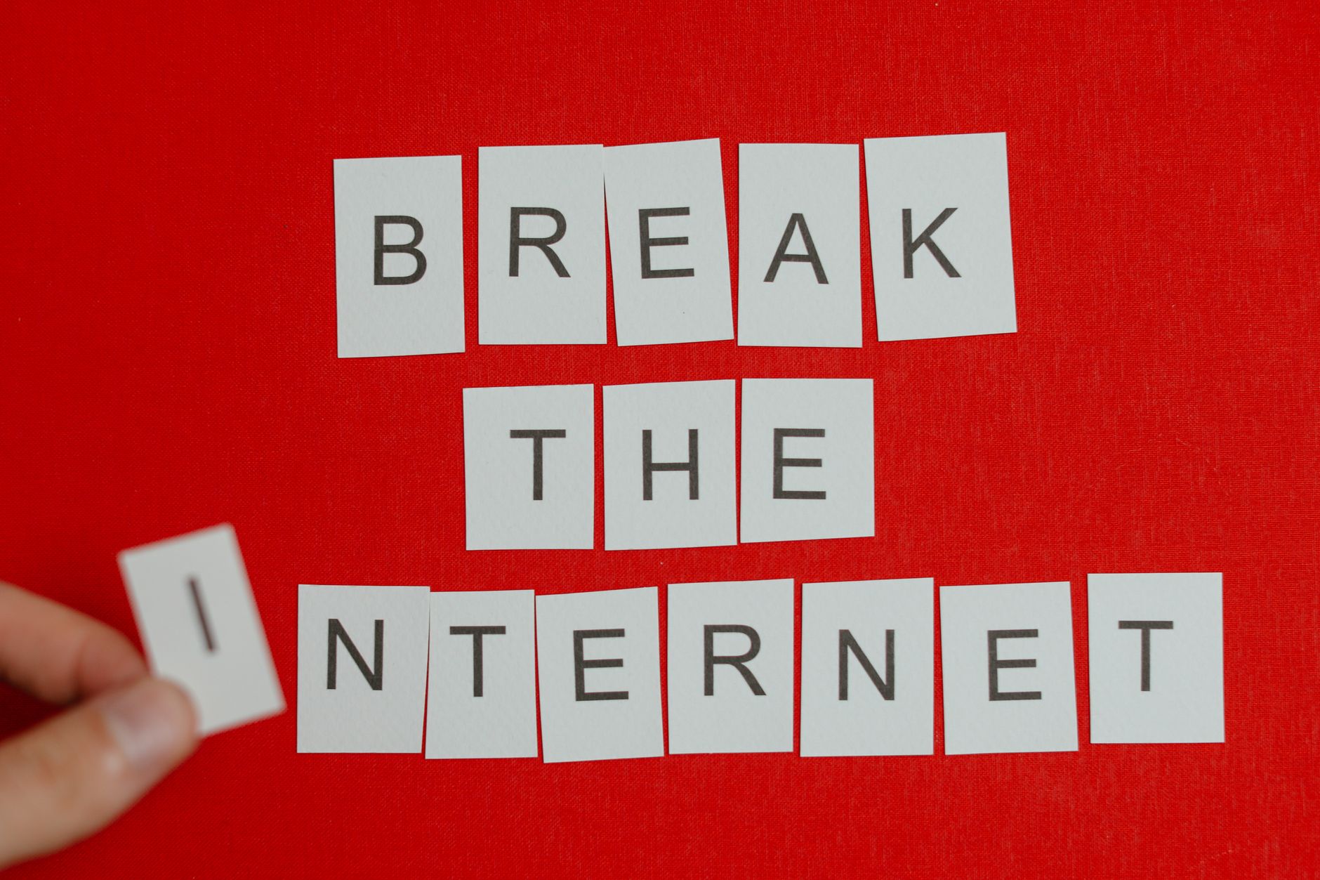 Cutout letters forming 'Break the Internet' on a vibrant red background. — Den besten Bonus bei SlotsGem Casino sichern: So g