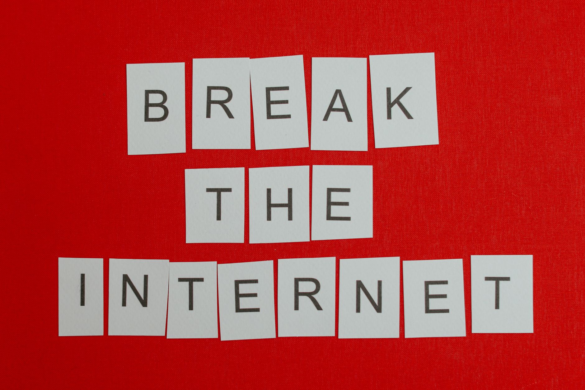 Inspirational message 'Break the Internet' displayed on a vibrant red background. — Die besten Spiele und Anbieter bei QBet C
