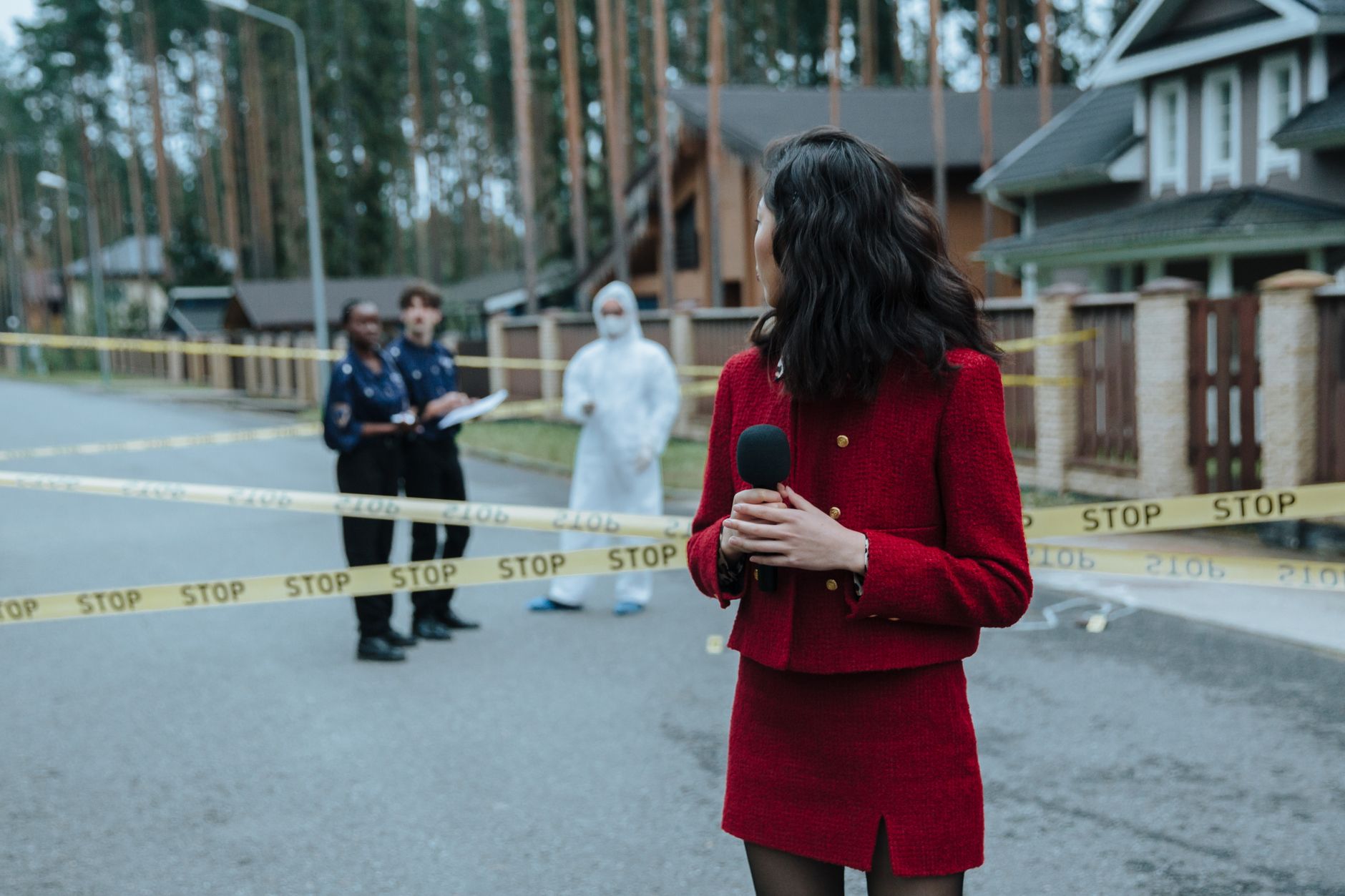 Reporter at a crime scene with police and forensic experts. Yellow caution tape visible. — Roulettino Casino: Ein Spoiler zu