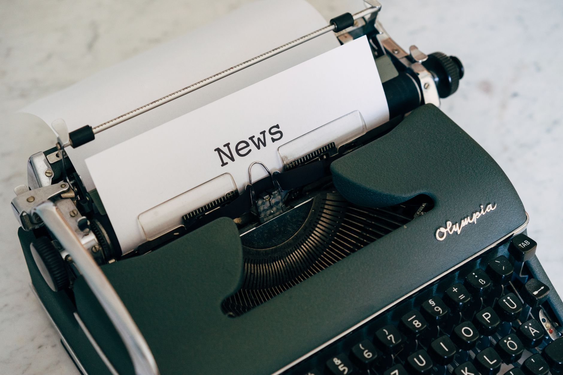 Close-up of an antique typewriter with 'News' on paper. — Turbo Winz Casino alles, was du wissen solltest, bevor du spielst