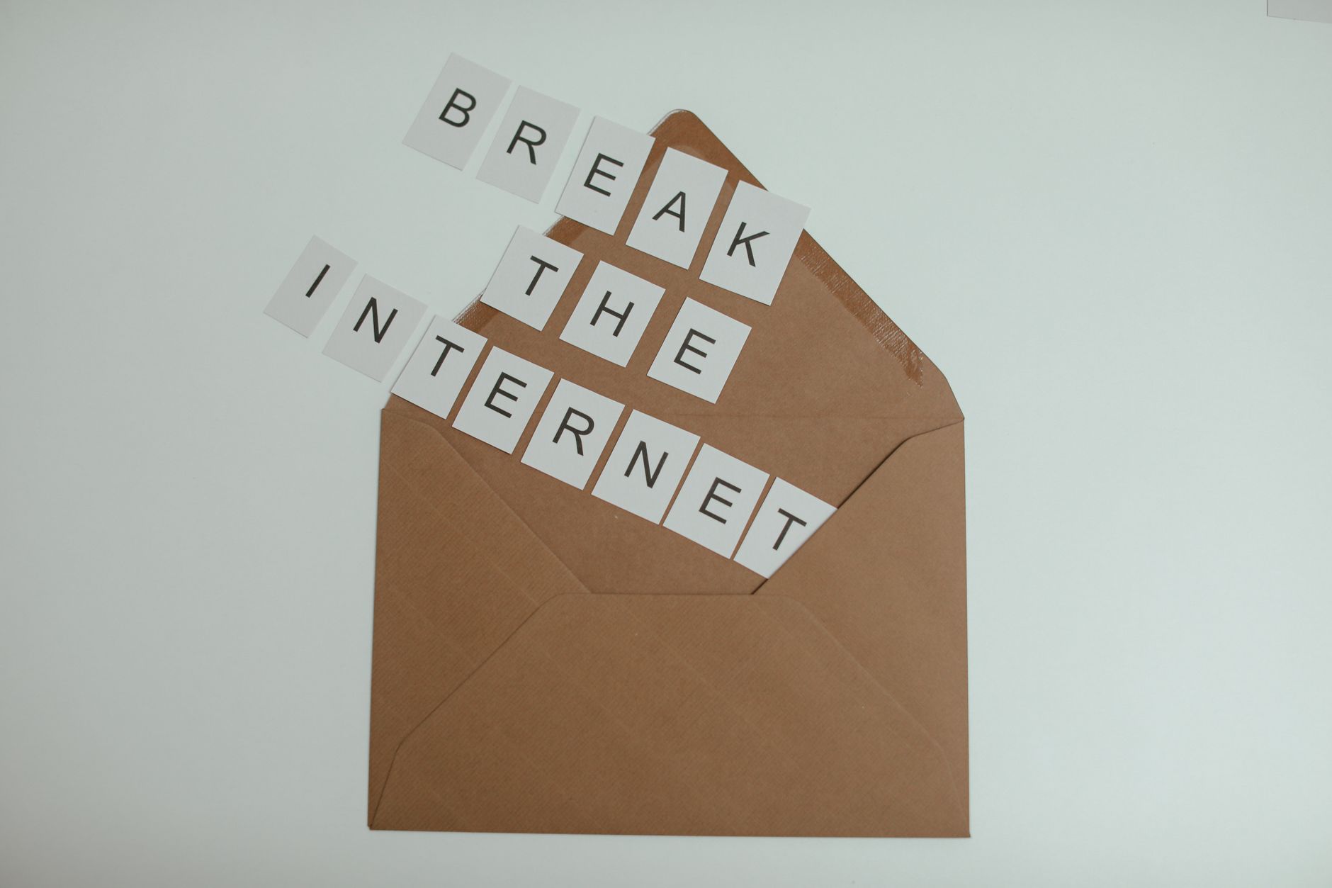 Brown envelope with tiles spelling 'Break the Internet' creates a conceptual and modern theme. — Was macht die Software von Q